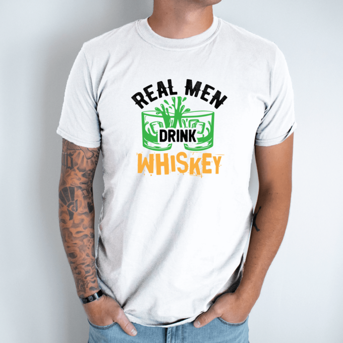 Unisex marškinėliai su spauda „Real men drink whiskey “ - Image 2