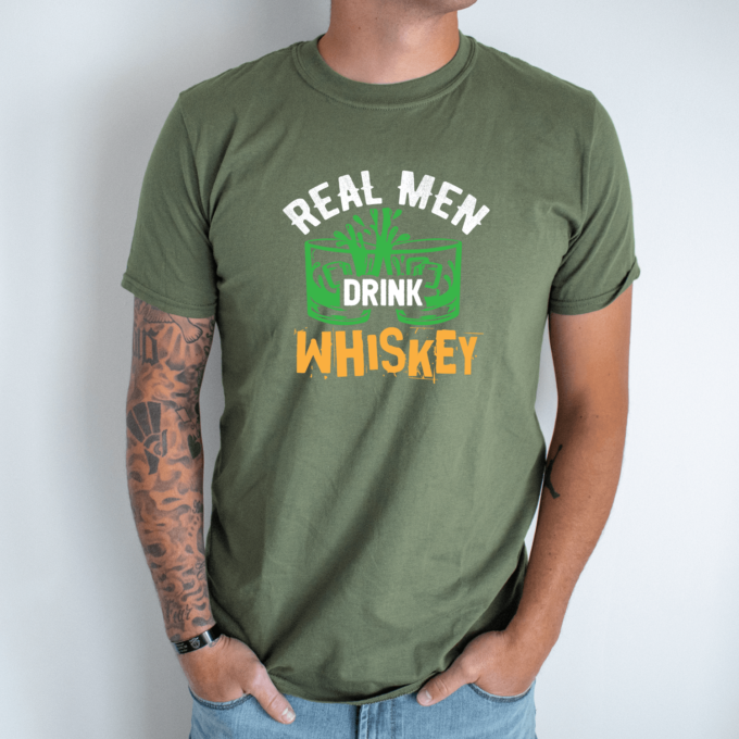 Unisex marškinėliai su spauda „Real men drink whiskey “ - Image 8