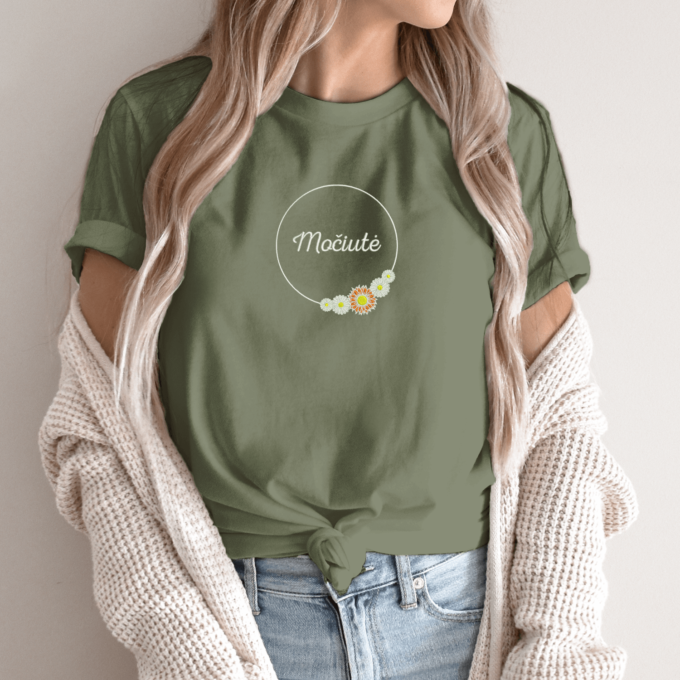 Siuvinėti unisex marškinėliai „Gėlių Močiutė“ - Image 2