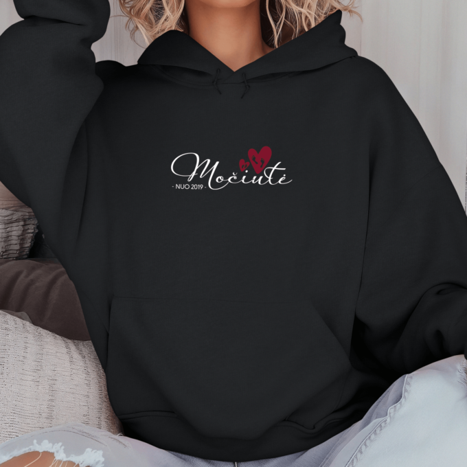 Unisex džemperis su spauda „Močiutė nuo“ - Image 5