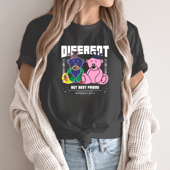 Unisex marškinėliai su spauda „Diferent but best friend“ - Image 5