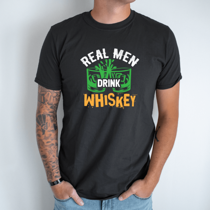 Unisex marškinėliai su spauda „Real men drink whiskey “ - Image 7