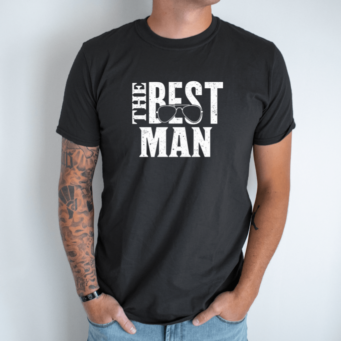Unisex marškinėliai su spauda „The best man“ - Image 7