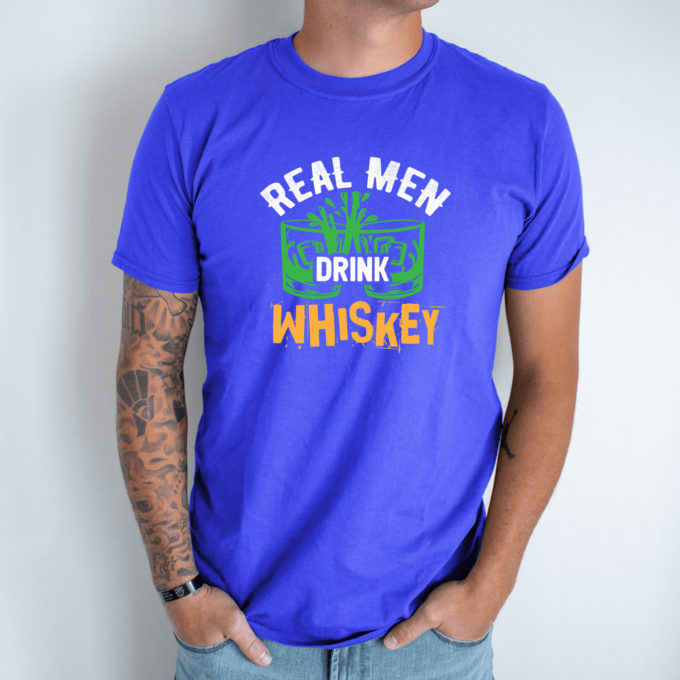 Unisex marškinėliai su spauda „Real men drink whiskey “ - Image 6