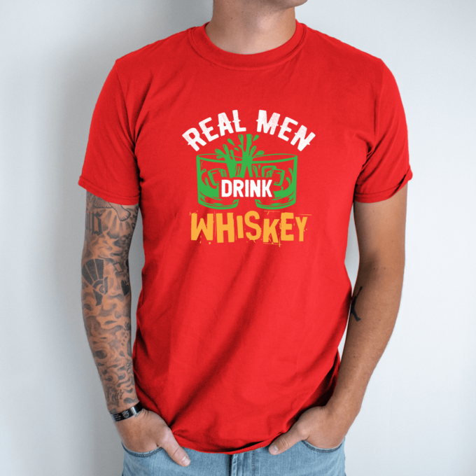 Unisex marškinėliai su spauda „Real men drink whiskey “ - Image 5