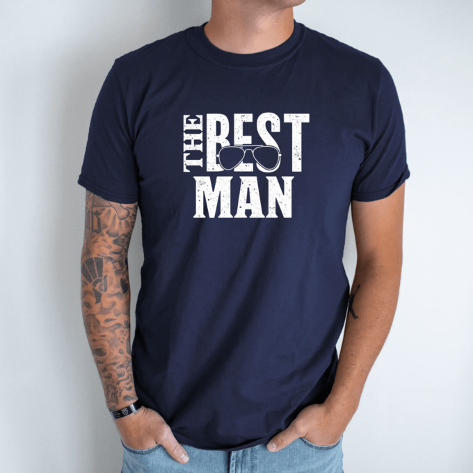 Unisex marškinėliai su spauda „The best man“ - Image 4
