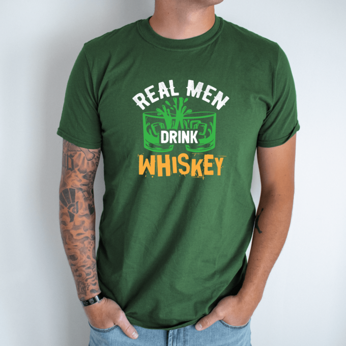 Unisex marškinėliai su spauda „Real men drink whiskey “ - Image 4