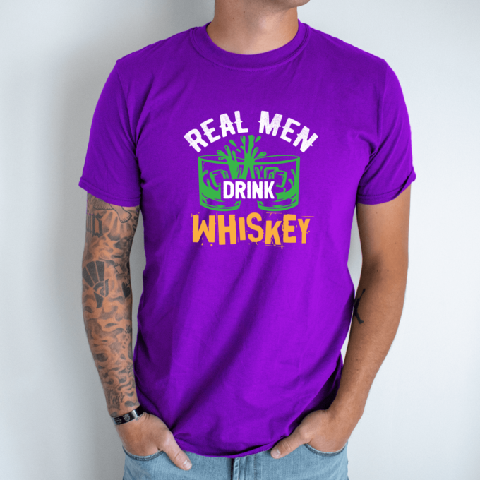 Unisex marškinėliai su spauda „Real men drink whiskey “ - Image 3