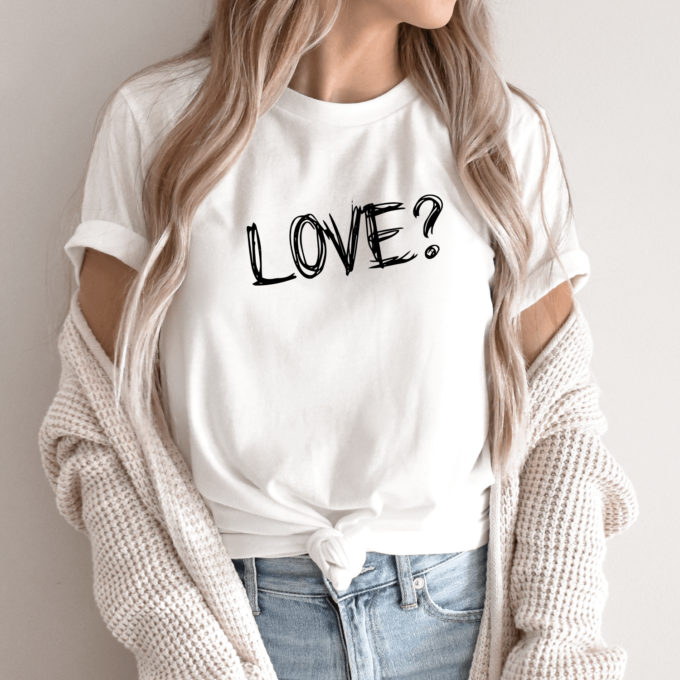 Unisex marškinėliai su spauda „Love?“ - Image 2