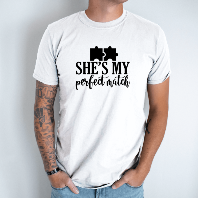 Unisex marškinėliai su spauda „She's my perfect match“ - Image 2