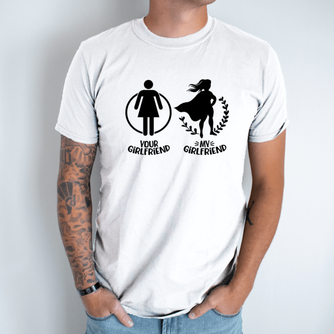 Unisex marškinėliai su spauda „Your girlfriend my girlfriend“ - Image 2