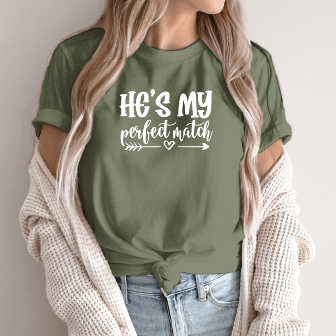 Unisex marškinėliai su spauda „He's my perfect match“ - Image 2