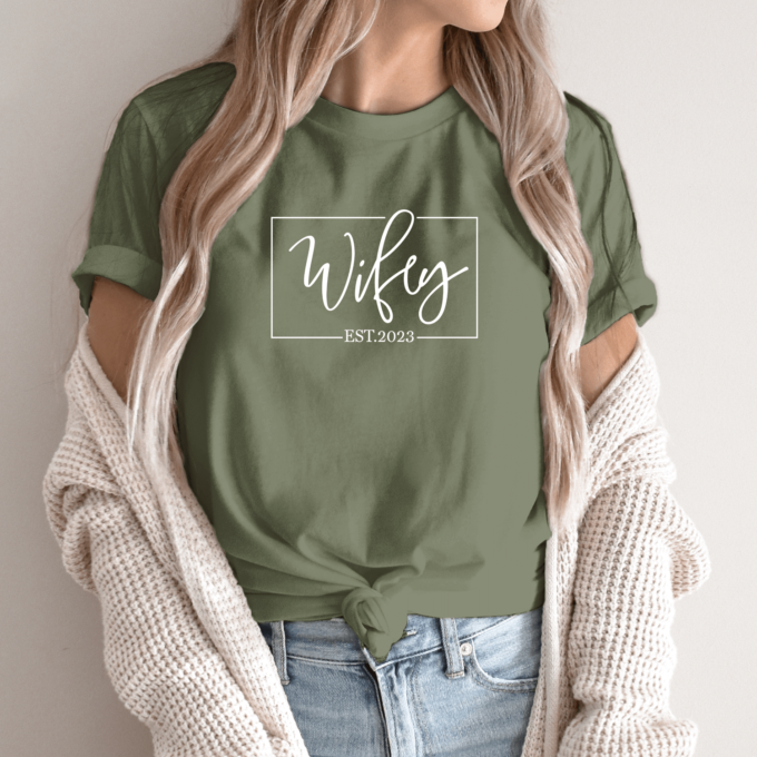 Unisex marškinėliai su spauda „Wifey“ - Image 6