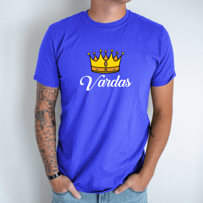 Unisex marškinėliai su spauda „Vyriškas vardas“ - Image 7