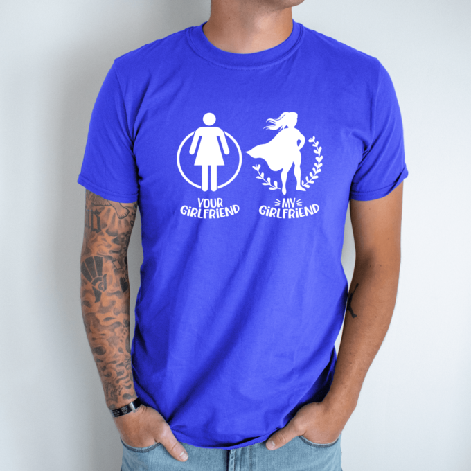 Unisex marškinėliai su spauda „Your girlfriend my girlfriend“ - Image 6