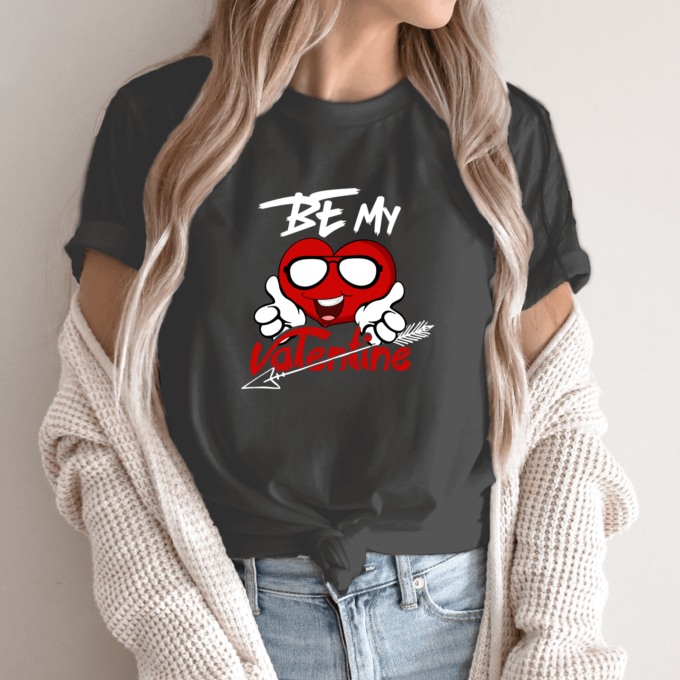 Unisex marškinėliai su spauda „Be my Valentine“ - Image 10