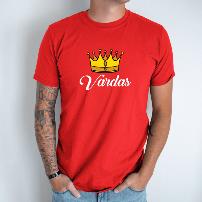 Unisex marškinėliai su spauda „Vyriškas vardas“ - Image 6
