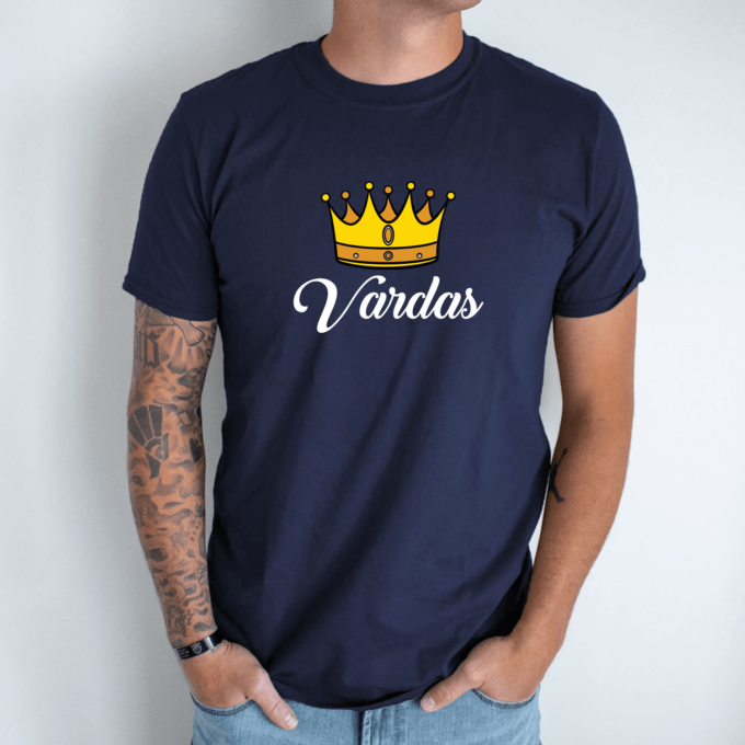 Unisex marškinėliai su spauda „Vyriškas vardas“ - Image 5