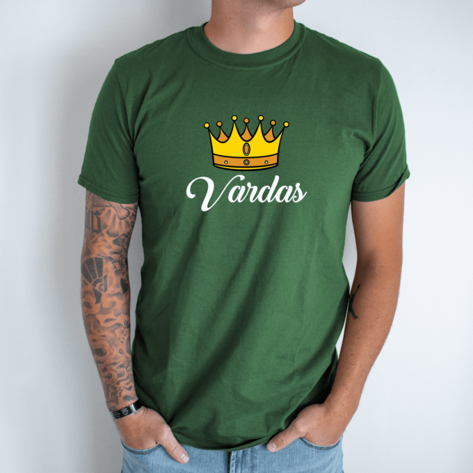 Unisex marškinėliai su spauda „Vyriškas vardas“ - Image 4