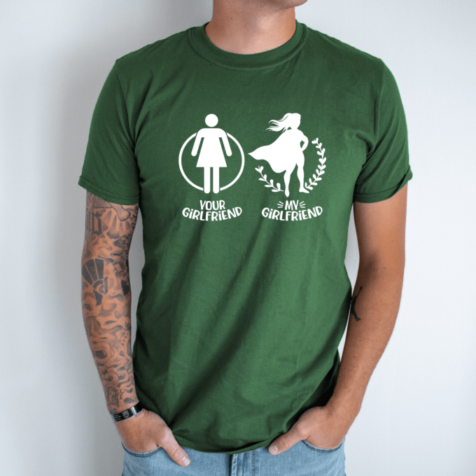 Unisex marškinėliai su spauda „Your girlfriend my girlfriend“ - Image 3
