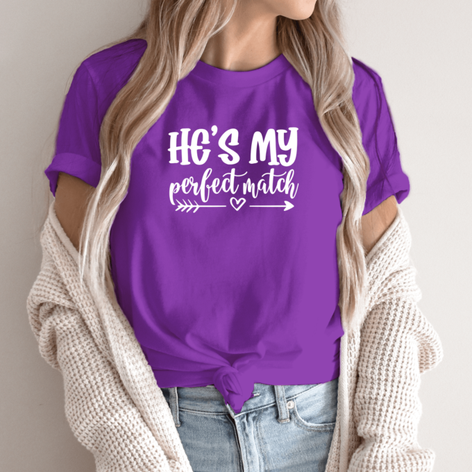 Unisex marškinėliai su spauda „He's my perfect match“ - Image 3
