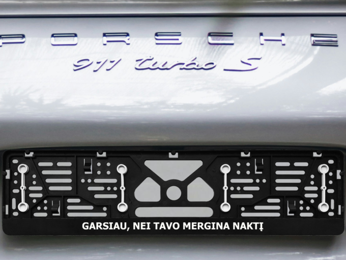 Numerių rėmelis su guminėmis tarpinėmis „Garsiau , nei tavo mergina“