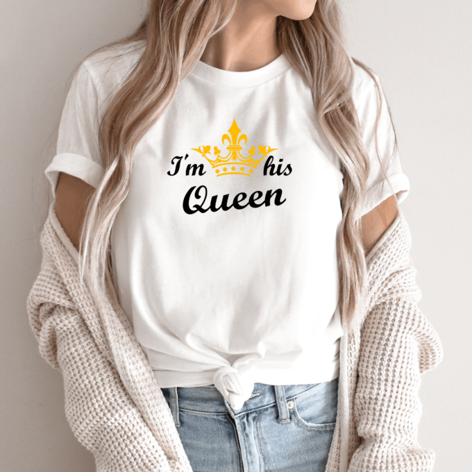 Unisex marškinėliai su spauda „I'm his Queen“