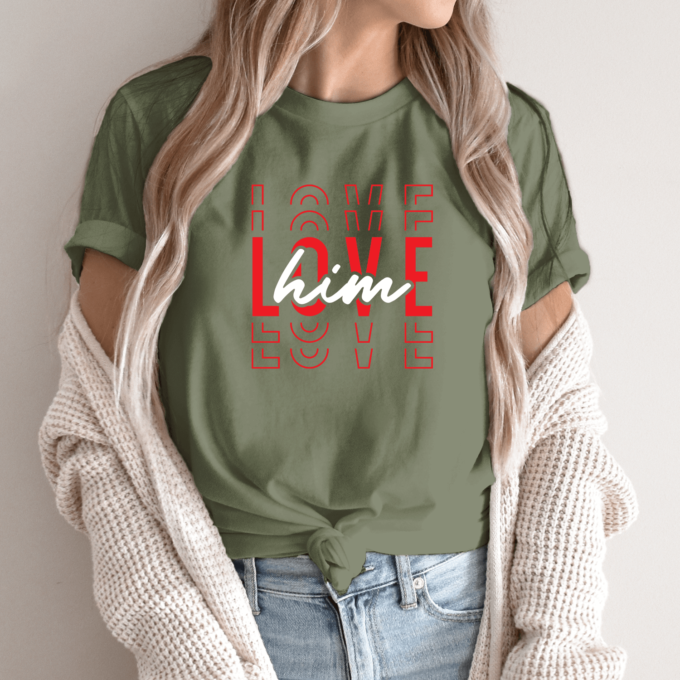 Unisex marškinėliai su spauda „Love him“ - Image 2