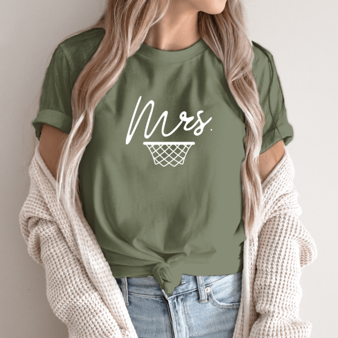 Unisex marškinėliai su spauda „Mrs“ - Image 3
