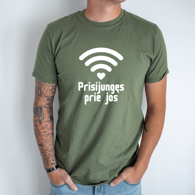 Unisex marškinėliai su spauda „Prisijungęs prie jos“ - Image 2