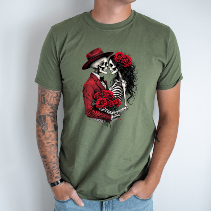 Unisex marškinėliai su spauda „Romantiška skeletų pora“ - Image 2