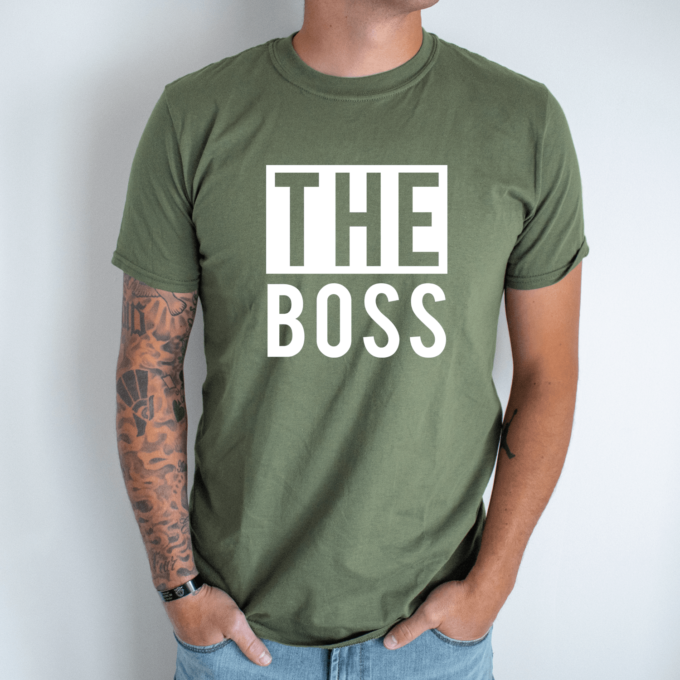 Unisex marškinėliai su spauda „The boss“ - Image 2