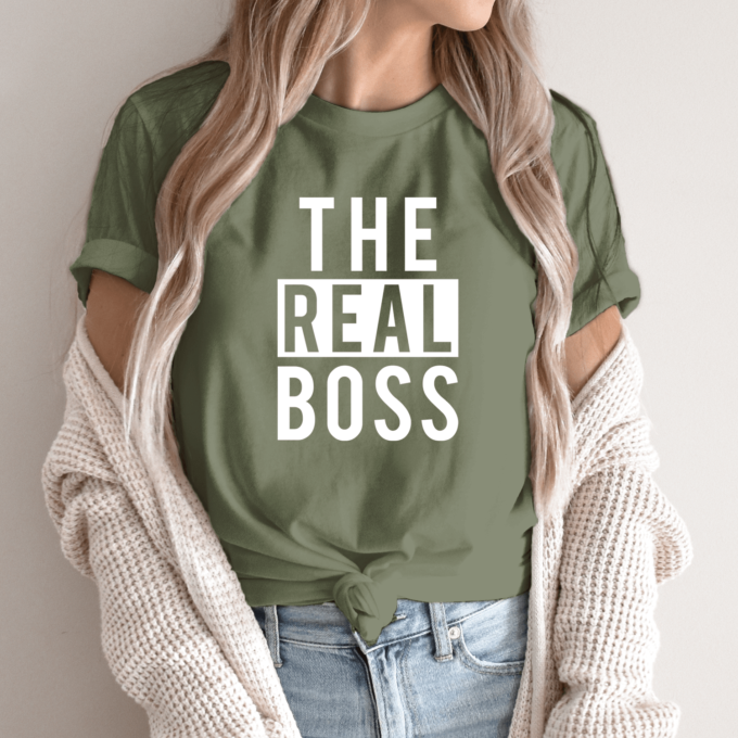 Unisex marškinėliai su spauda „The real boss“ - Image 2