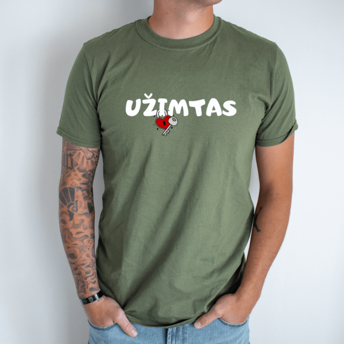 Unisex marškinėliai su spauda „Užimtas su spyna“ - Image 2
