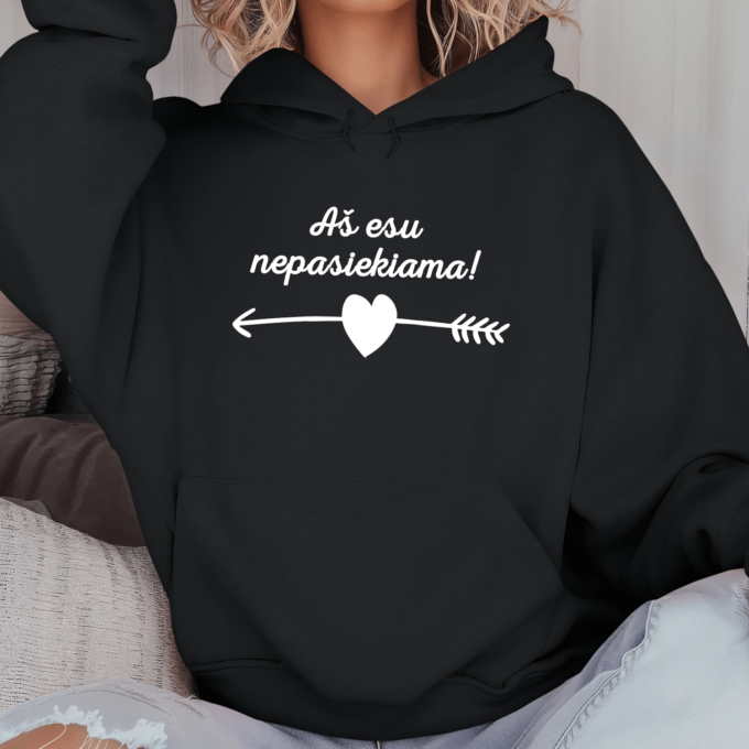 Unisex džemperis su spauda „Aš nepasiekiama“ - Image 5