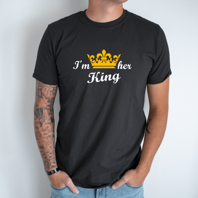 Unisex marškinėliai su spauda „I'm her King“ - Image 8