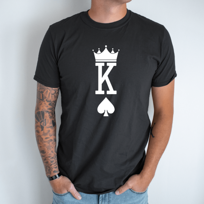 Unisex marškinėliai su spauda „K“ - Image 8