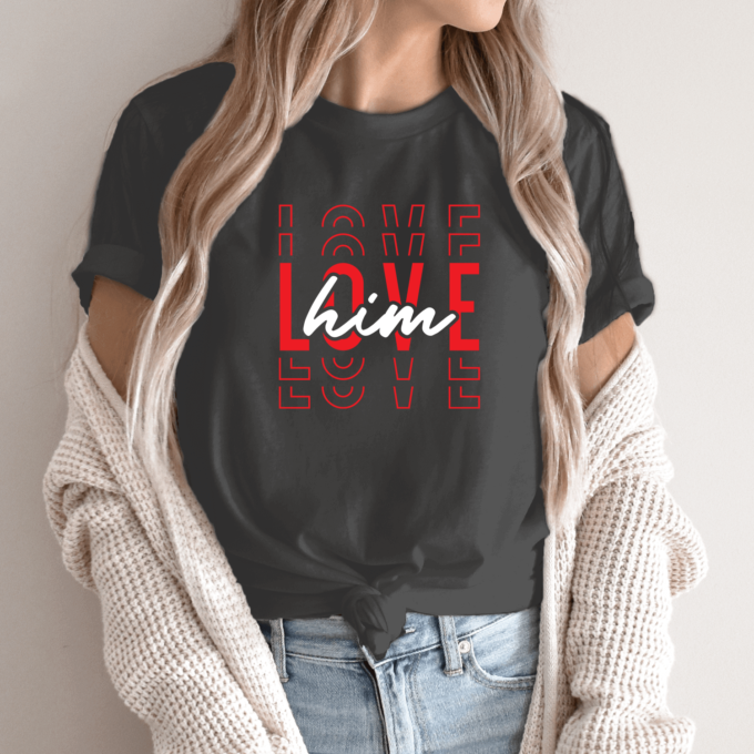 Unisex marškinėliai su spauda „Love him“ - Image 5