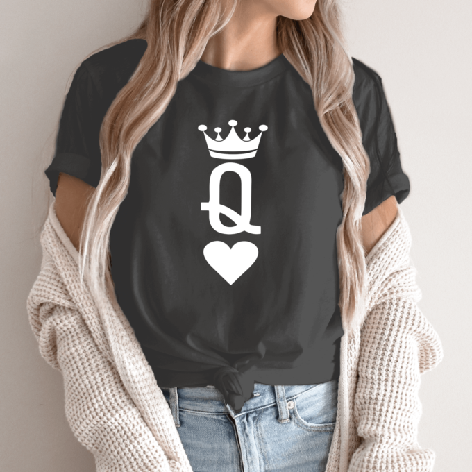 Unisex marškinėliai su spauda „Q“ - Image 6