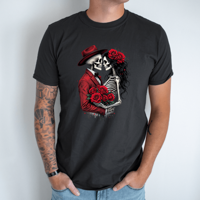 Unisex marškinėliai su spauda „Romantiška skeletų pora“ - Image 8