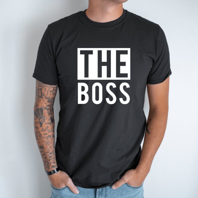 Unisex marškinėliai su spauda „The boss“ - Image 8