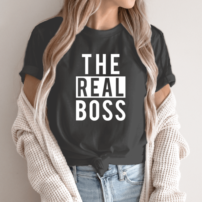 Unisex marškinėliai su spauda „The real boss“ - Image 6