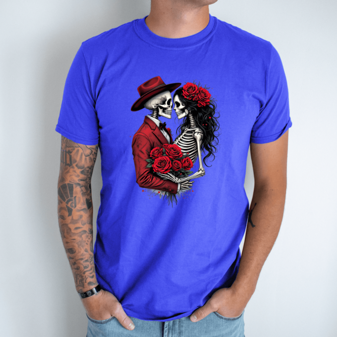 Unisex marškinėliai su spauda „Romantiška skeletų pora“ - Image 3