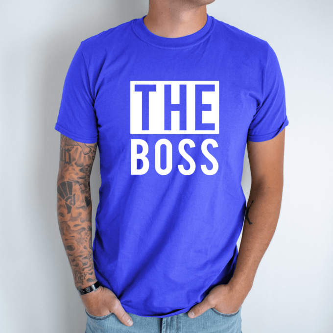 Unisex marškinėliai su spauda „The boss“ - Image 5