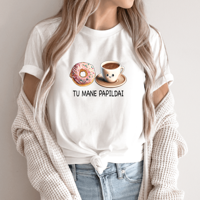 Unisex marškinėliai su spauda „Kava ir spurga“ - Image 9