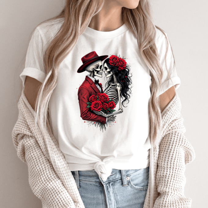 Unisex marškinėliai su spauda „Romantiška skeletų pora“ - Image 9