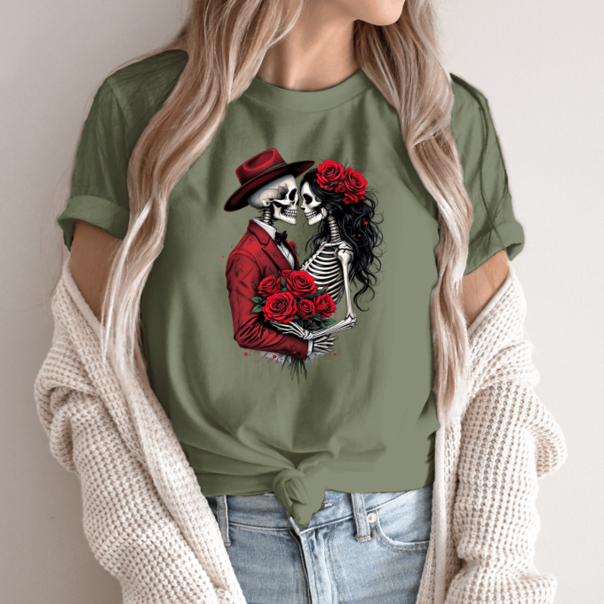 Unisex marškinėliai su spauda „Romantiška skeletų pora“ - Image 10