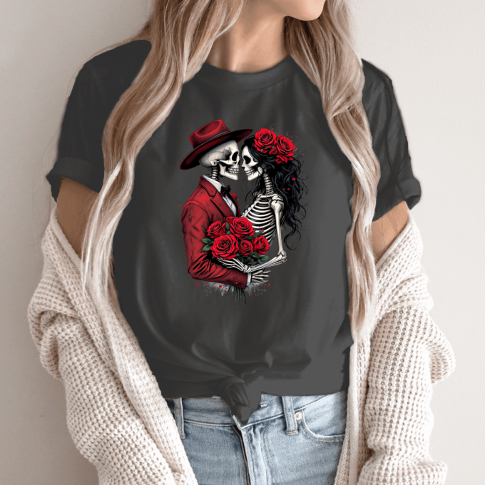 Unisex marškinėliai su spauda „Romantiška skeletų pora“ - Image 14