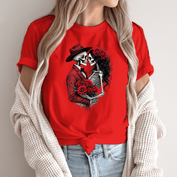 Unisex marškinėliai su spauda „Romantiška skeletų pora“ - Image 11