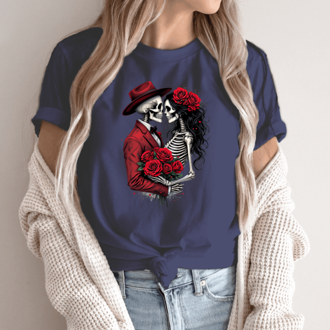 Unisex marškinėliai su spauda „Romantiška skeletų pora“ - Image 12
